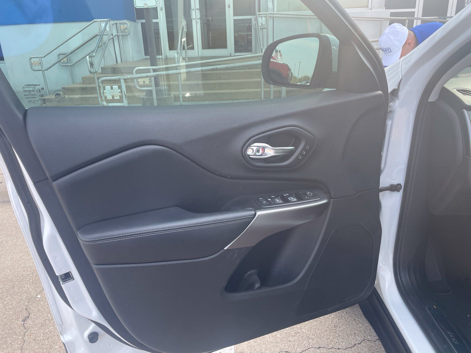 Used 2019 Jeep Cherokee Limited w/ Luxury Group FWD image 16