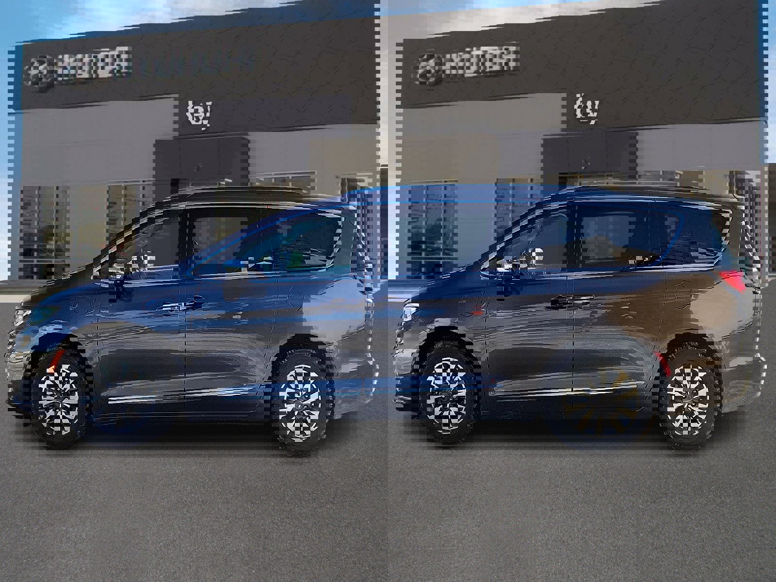 Used 2021 Chrysler Pacifica Limited w/ Uconnect Theater Family Group image 6