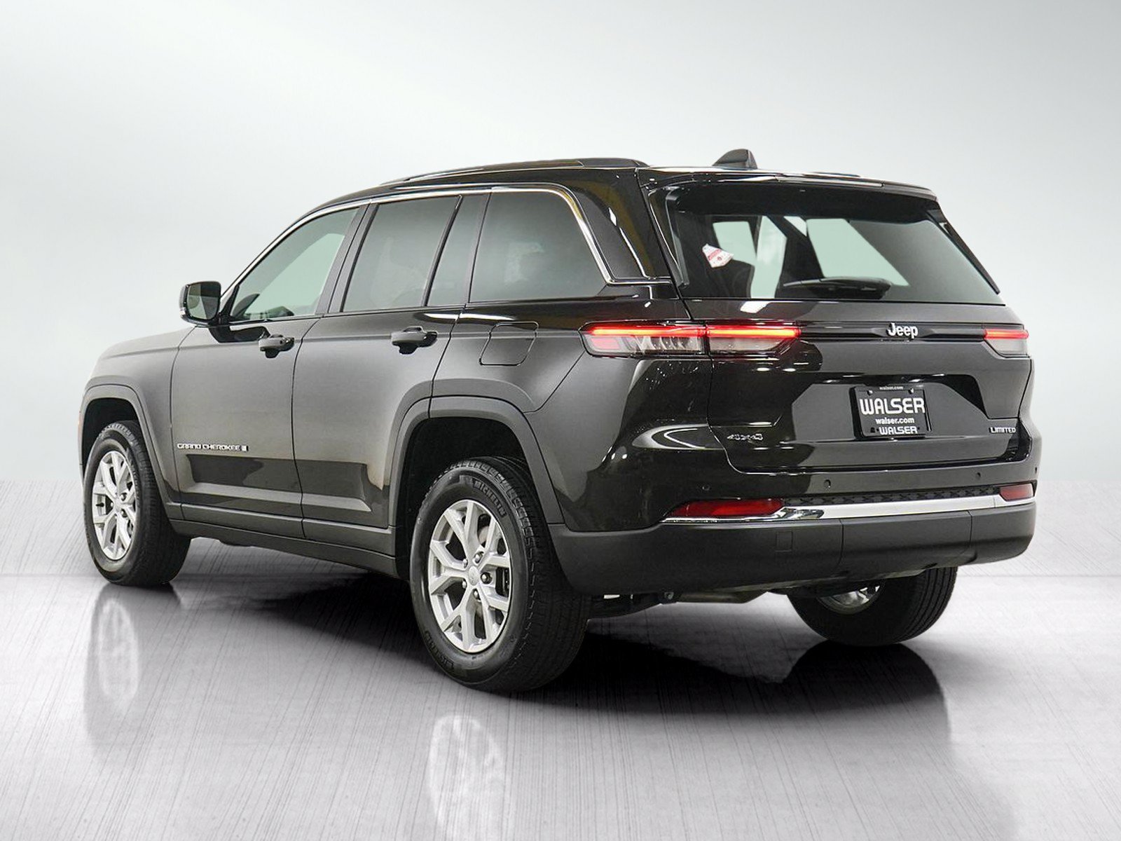 Used 2023 Jeep Grand Cherokee Limited AWD/4WD image 3