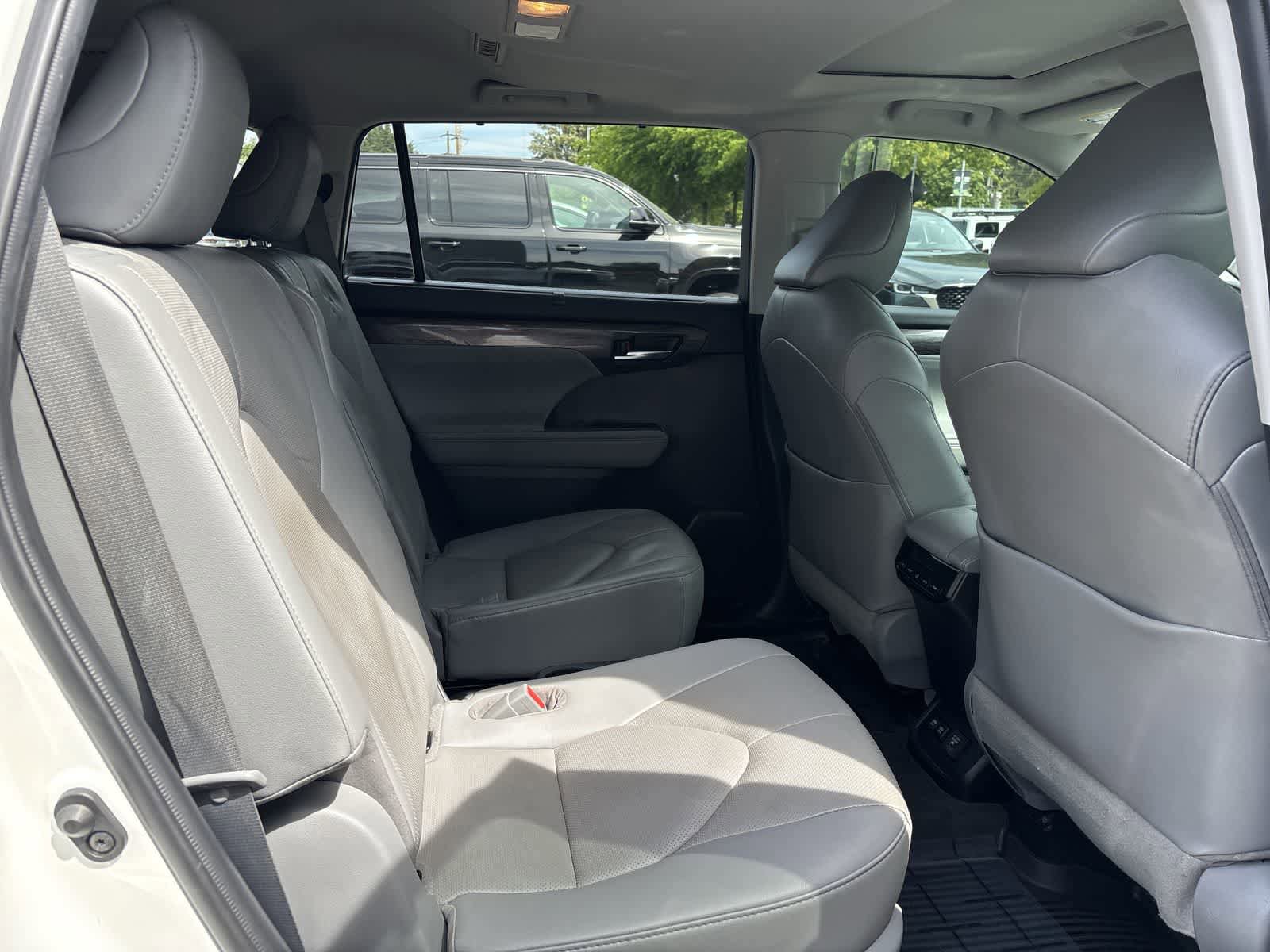 Used 2021 Toyota Highlander Limited AWD/4WD image 6