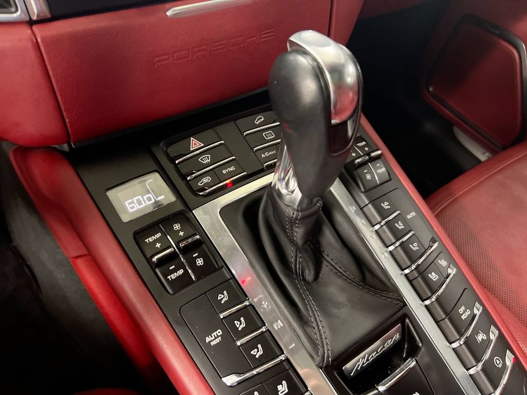 Used 2015 Porsche Macan Turbo AWD/4WD image 18