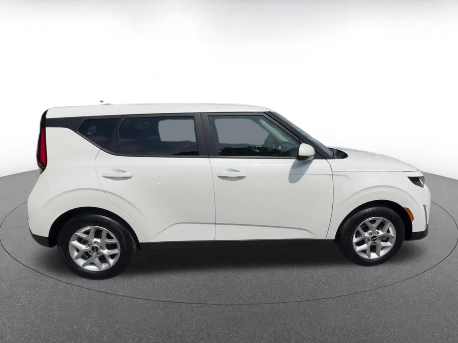 Used 2025 Kia Soul LX w/ LX Technology Package FWD image 16