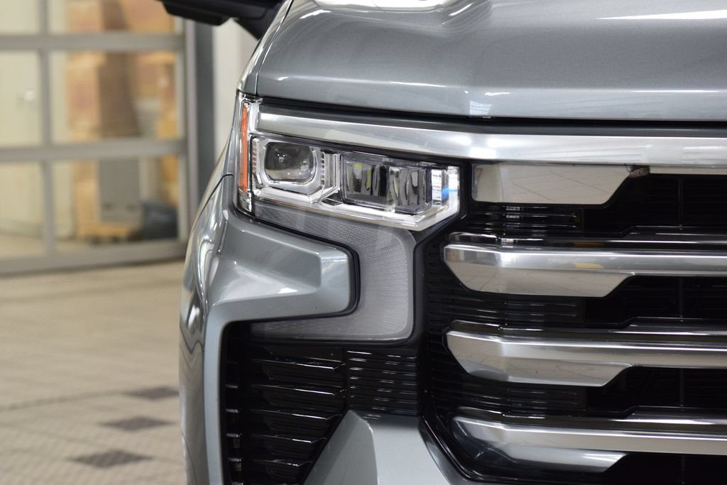 Used 2025 Chevrolet Silverado 1500 High Country AWD/4WD image 12