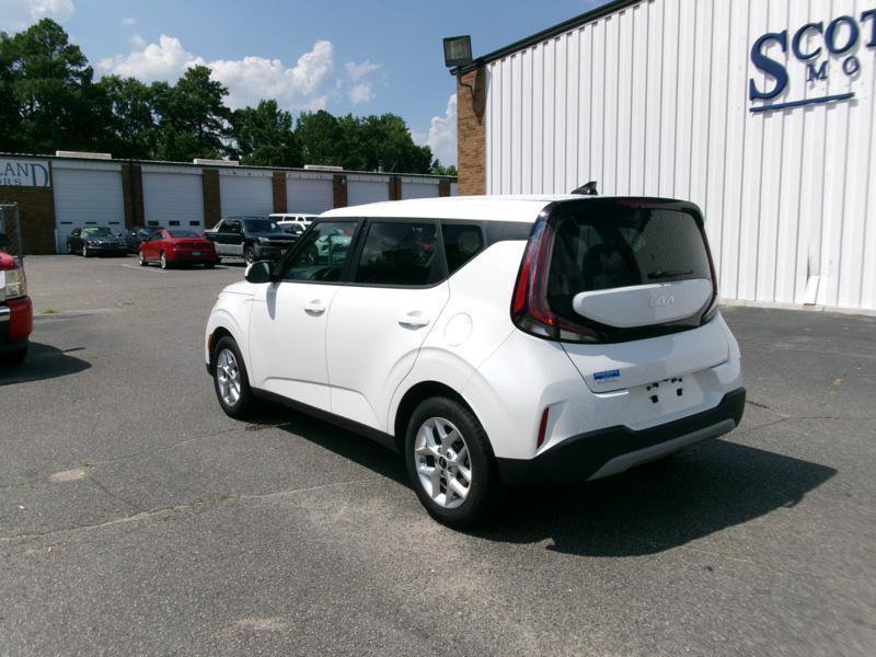 Used 2025 Kia Soul LX w/ LX Technology Package FWD image 8