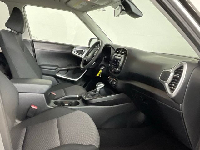 Used 2025 Kia Soul LX w/ LX Technology Package FWD image 16