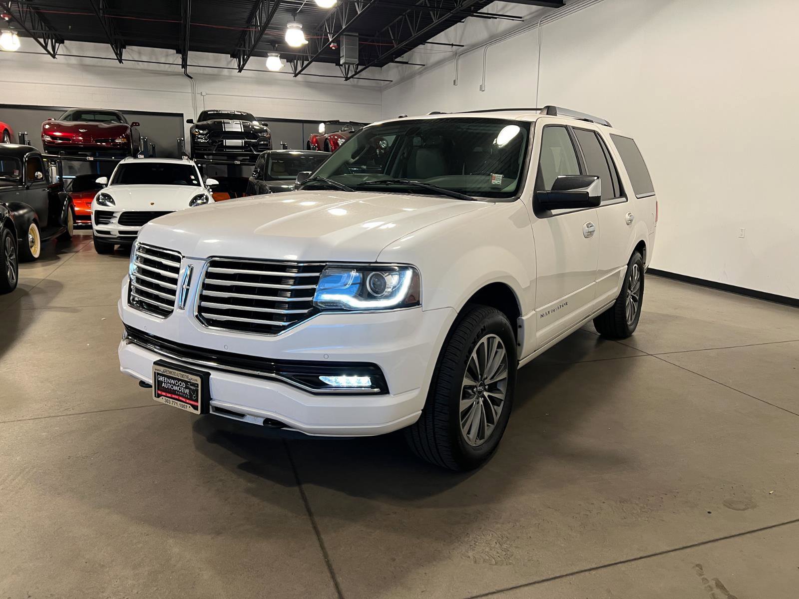 Used 2017 Lincoln Navigator Select image 6