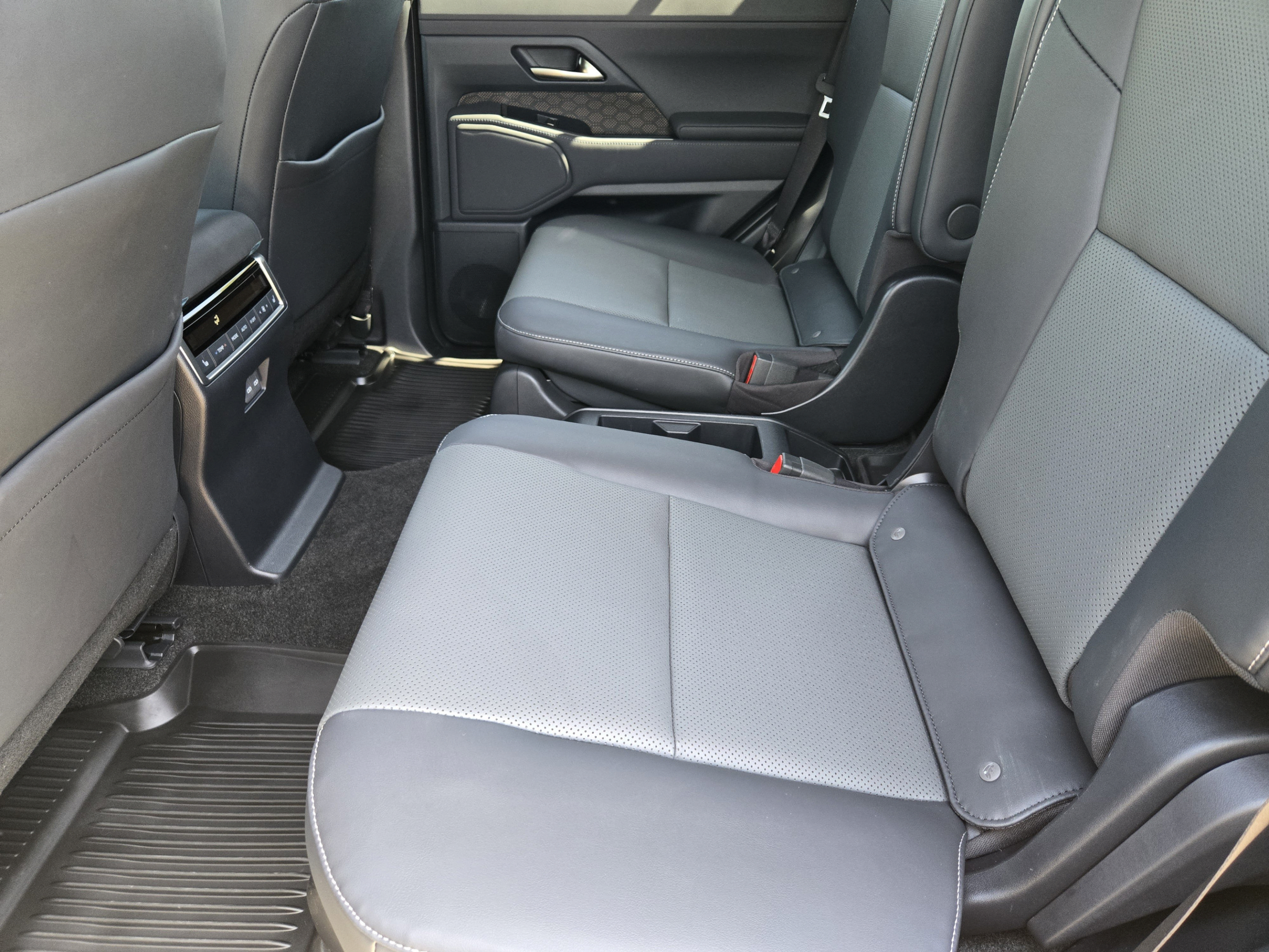 Used 2024 Lexus GX 550 w/ Accessory Package (Z1) AWD/4WD image 31