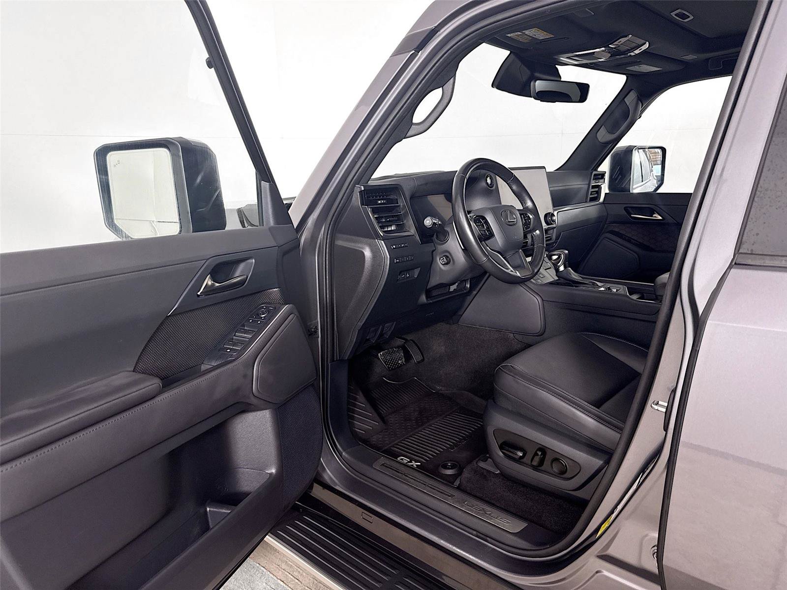 Used 2024 Lexus GX 550 w/ Accessory Package (Z1) AWD/4WD image 3