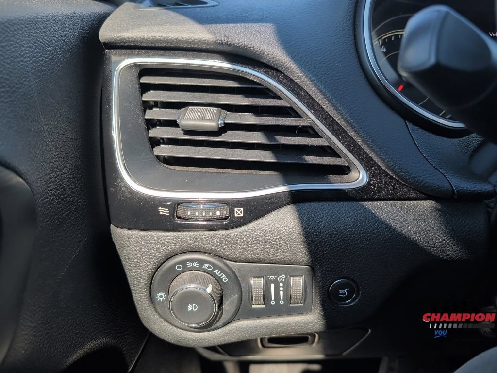 Used 2023 Jeep Cherokee Altitude Lux AWD/4WD image 40