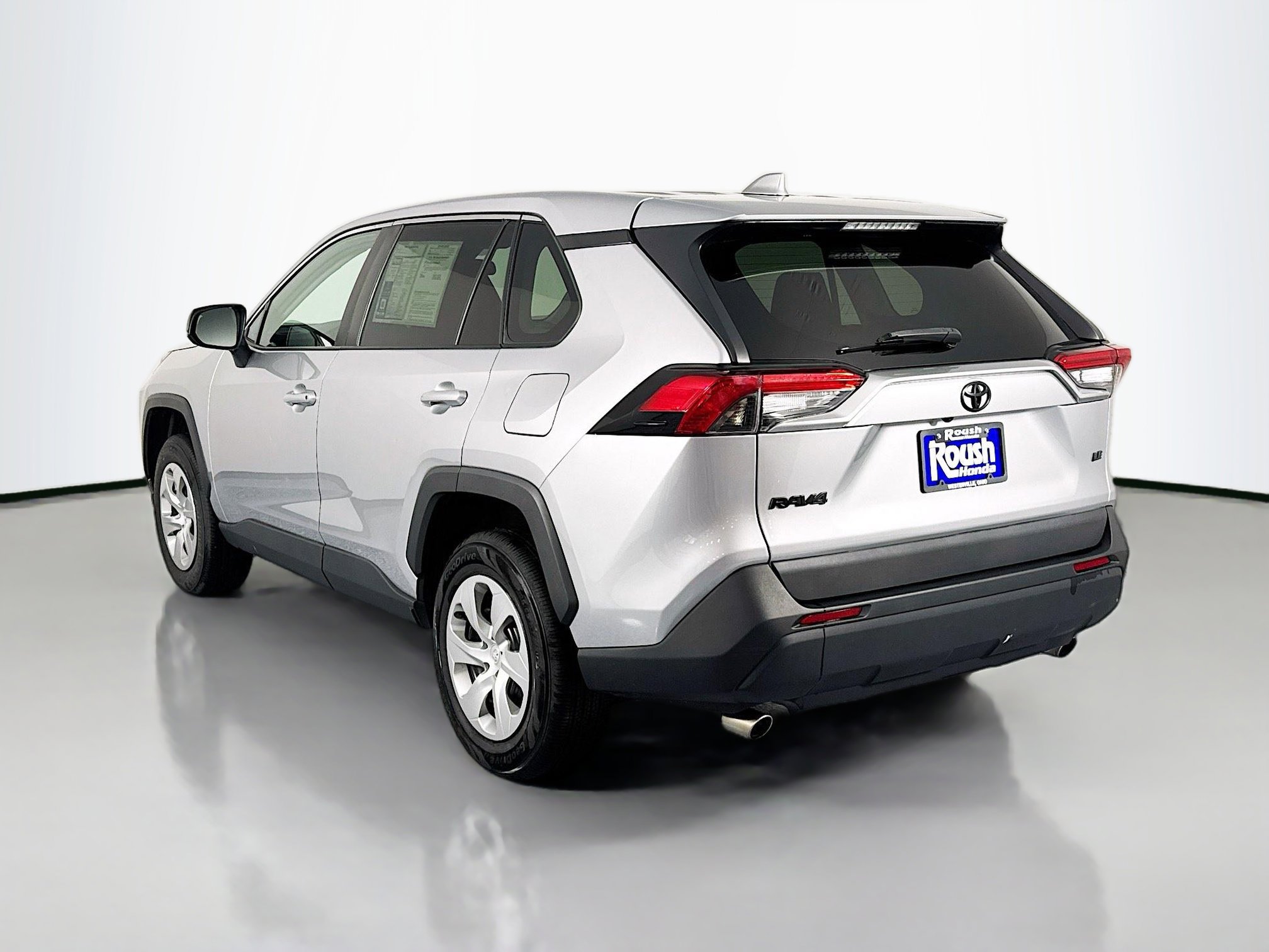 Used 2022 Toyota RAV4 LE image 7