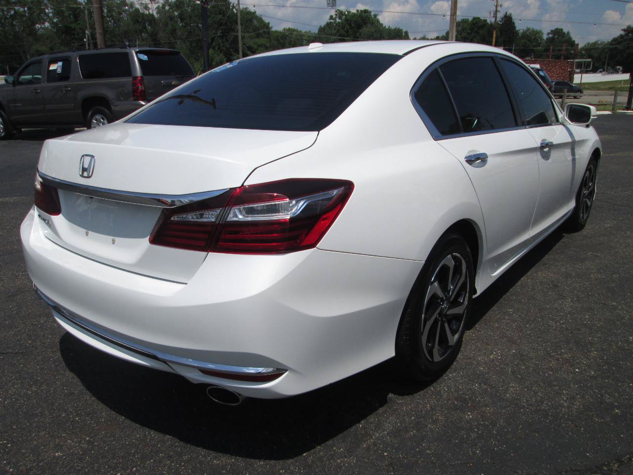 Used 2017 Honda Accord EX-L image 16