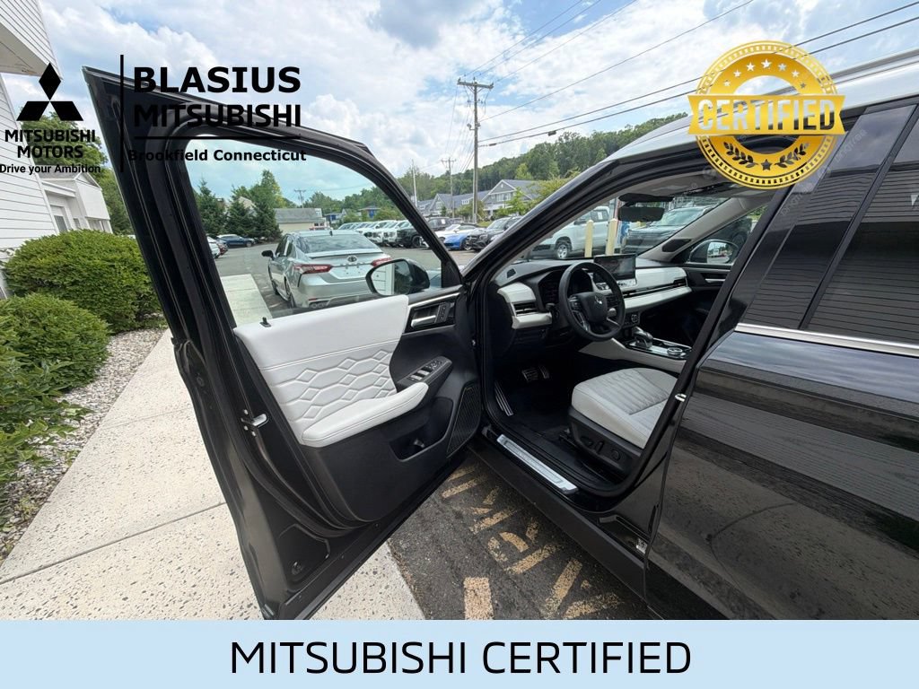 Used 2025 Mitsubishi Outlander AWD image 13