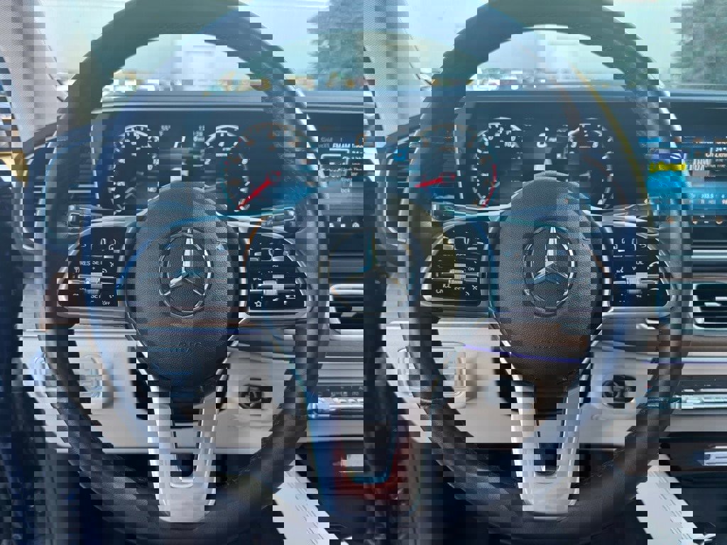 Used 2022 Mercedes-Benz GLE 350 4MATIC w/ Premium Package image 16