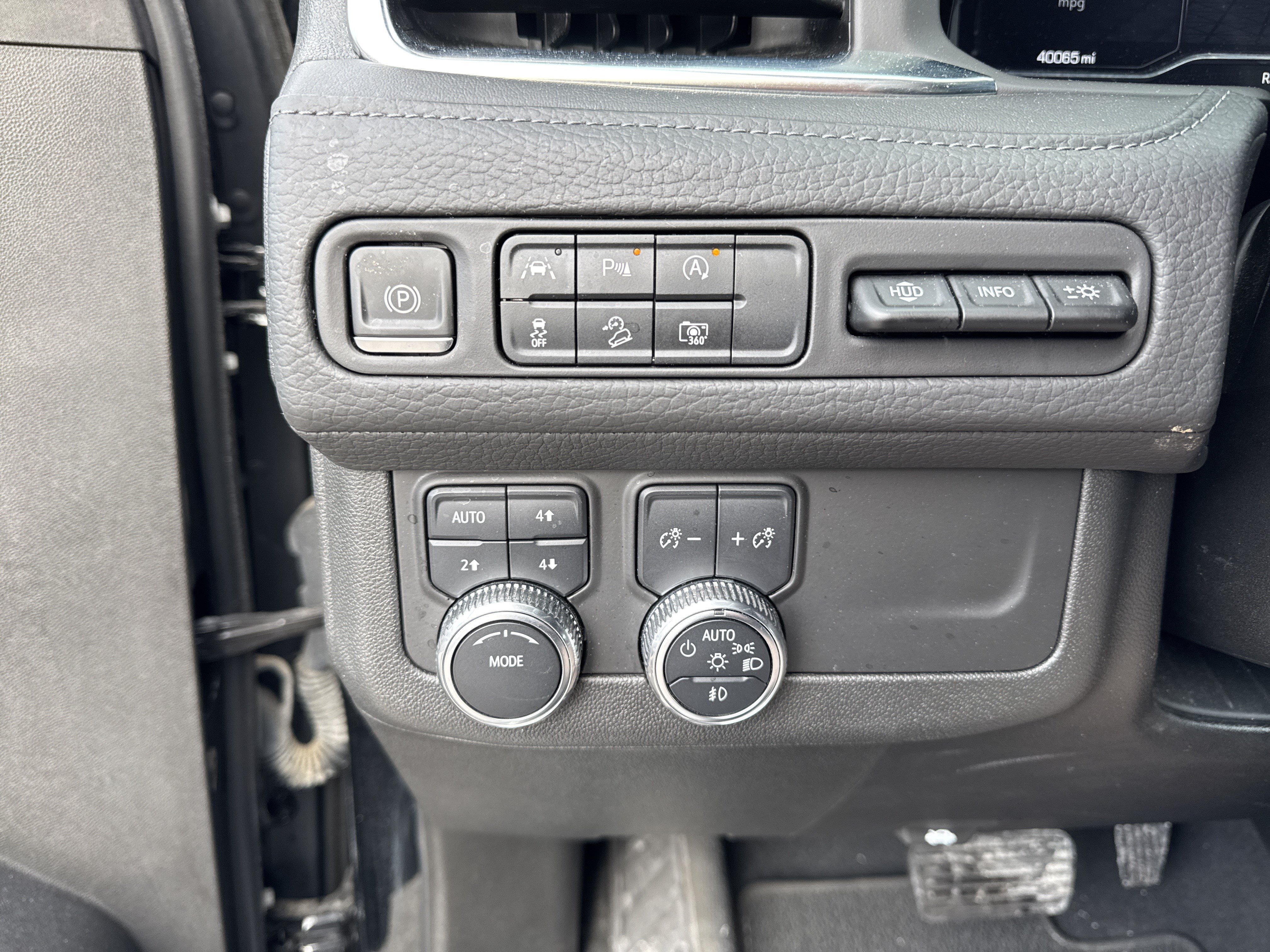 Used 2024 GMC Yukon XL Denali AWD/4WD image 27