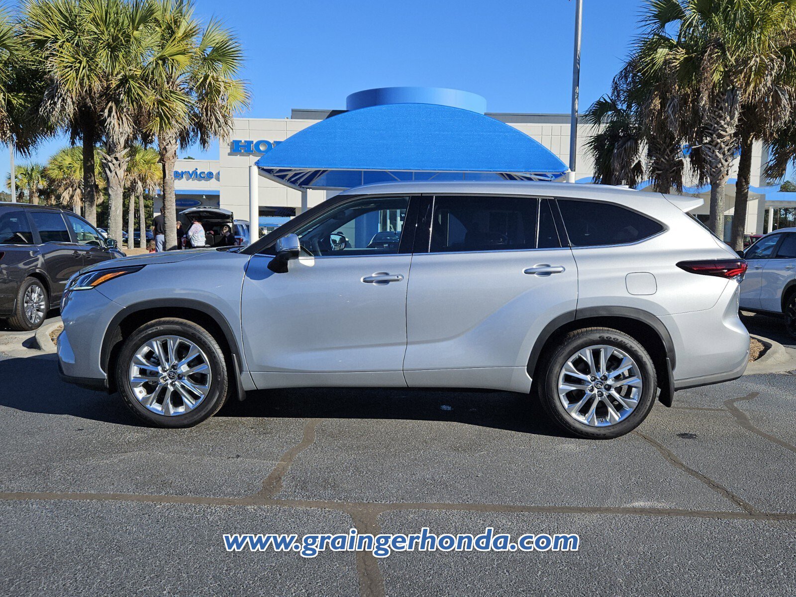 Used 2025 Toyota Highlander Limited image 2