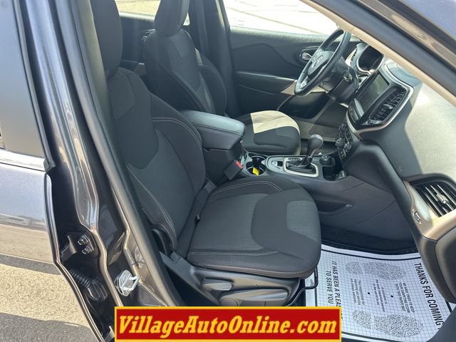 Used 2017 Jeep Cherokee Latitude w/ Comfort/Convenience Group AWD/4WD image 37