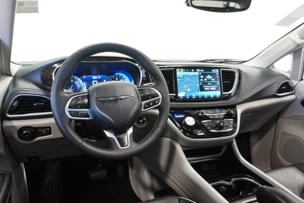 Certified 2024 Chrysler Pacifica Limited image 14