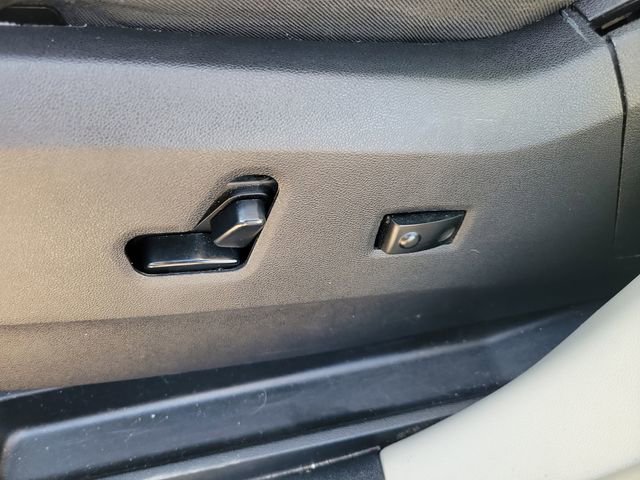 Used 2016 Chrysler Town & Country Touring FWD image 18