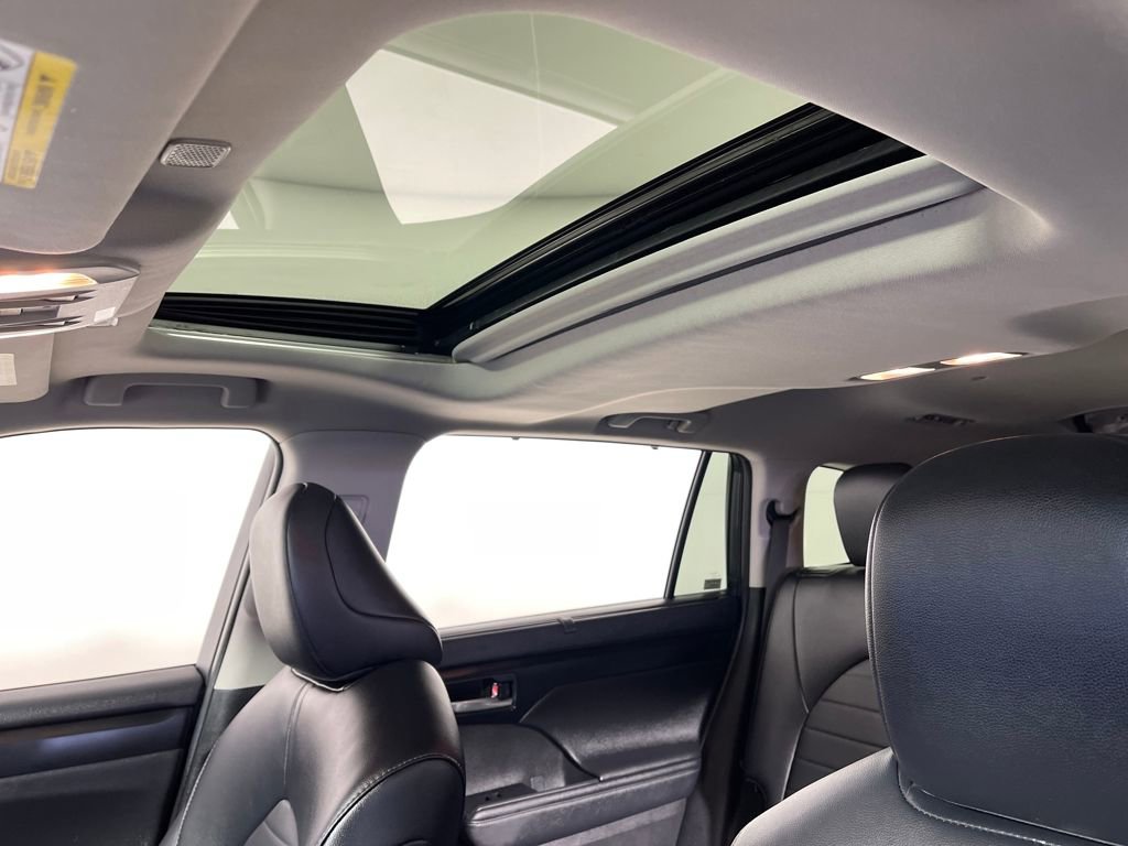 Certified 2024 Toyota Highlander XLE image 30
