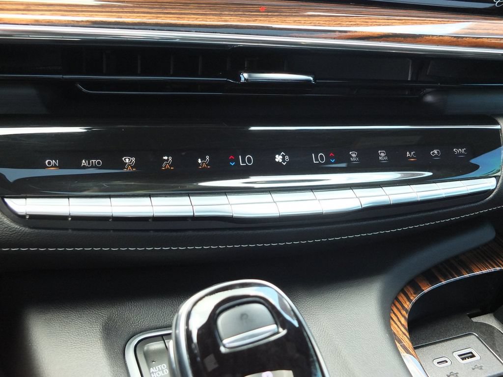 Used 2024 Cadillac Escalade Premium Luxury AWD/4WD image 32