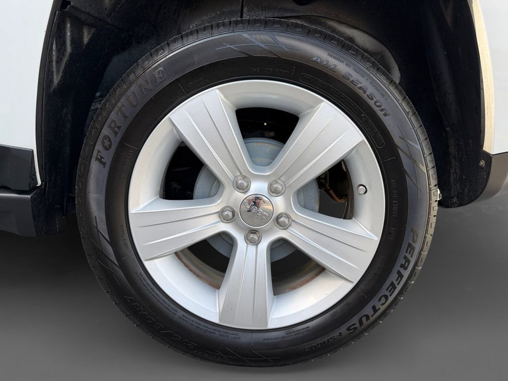 Used 2012 Jeep Compass Latitude FWD image 11