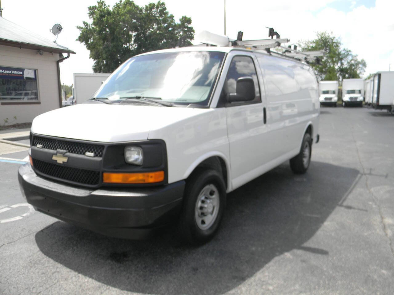 Used 2017 Chevrolet Express 2500 image 4