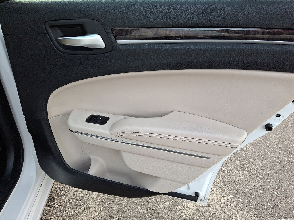 Used 2018 Chrysler 300 Limited image 14