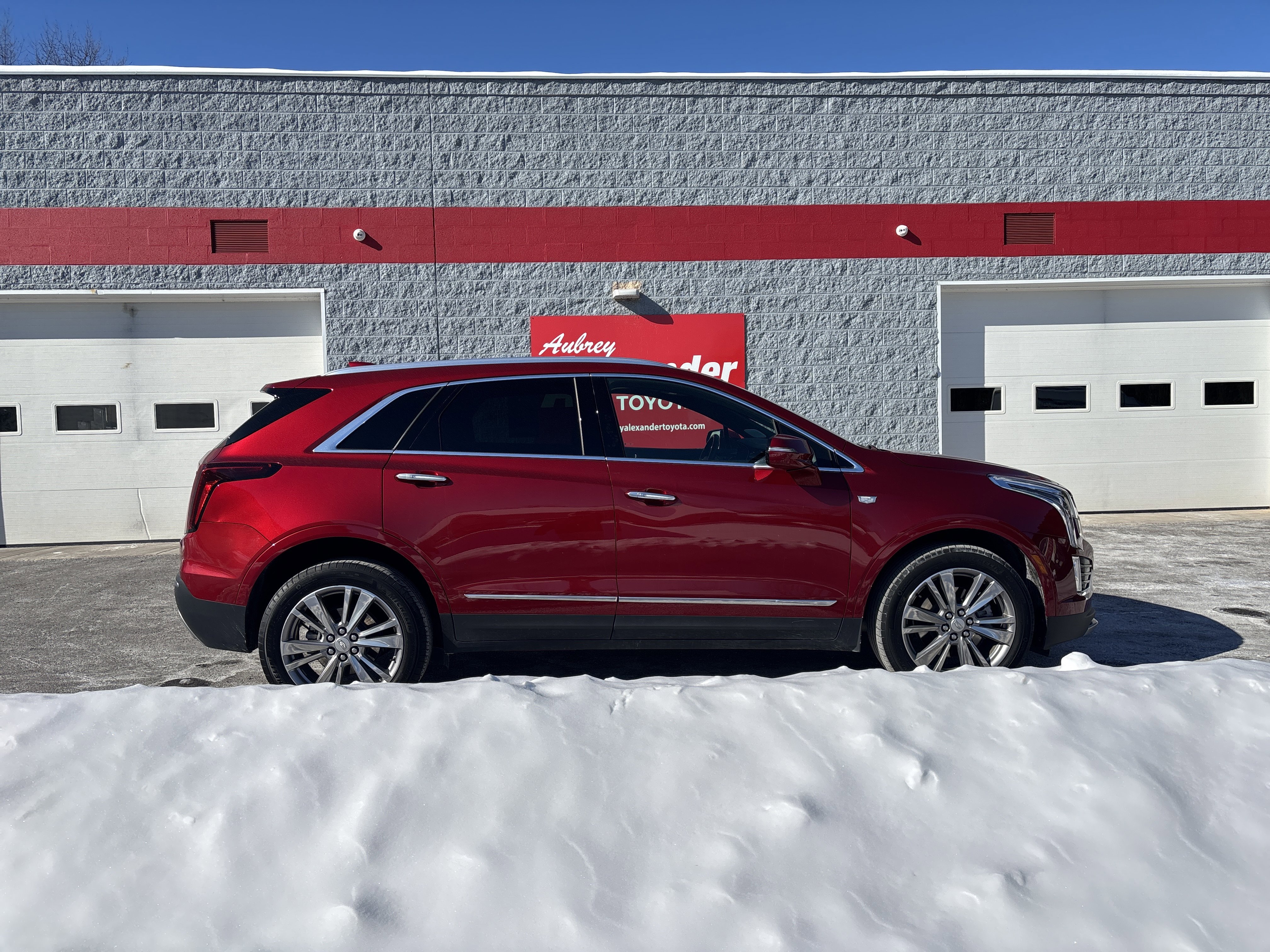 Used 2024 Cadillac XT5 Premium Luxury image 2