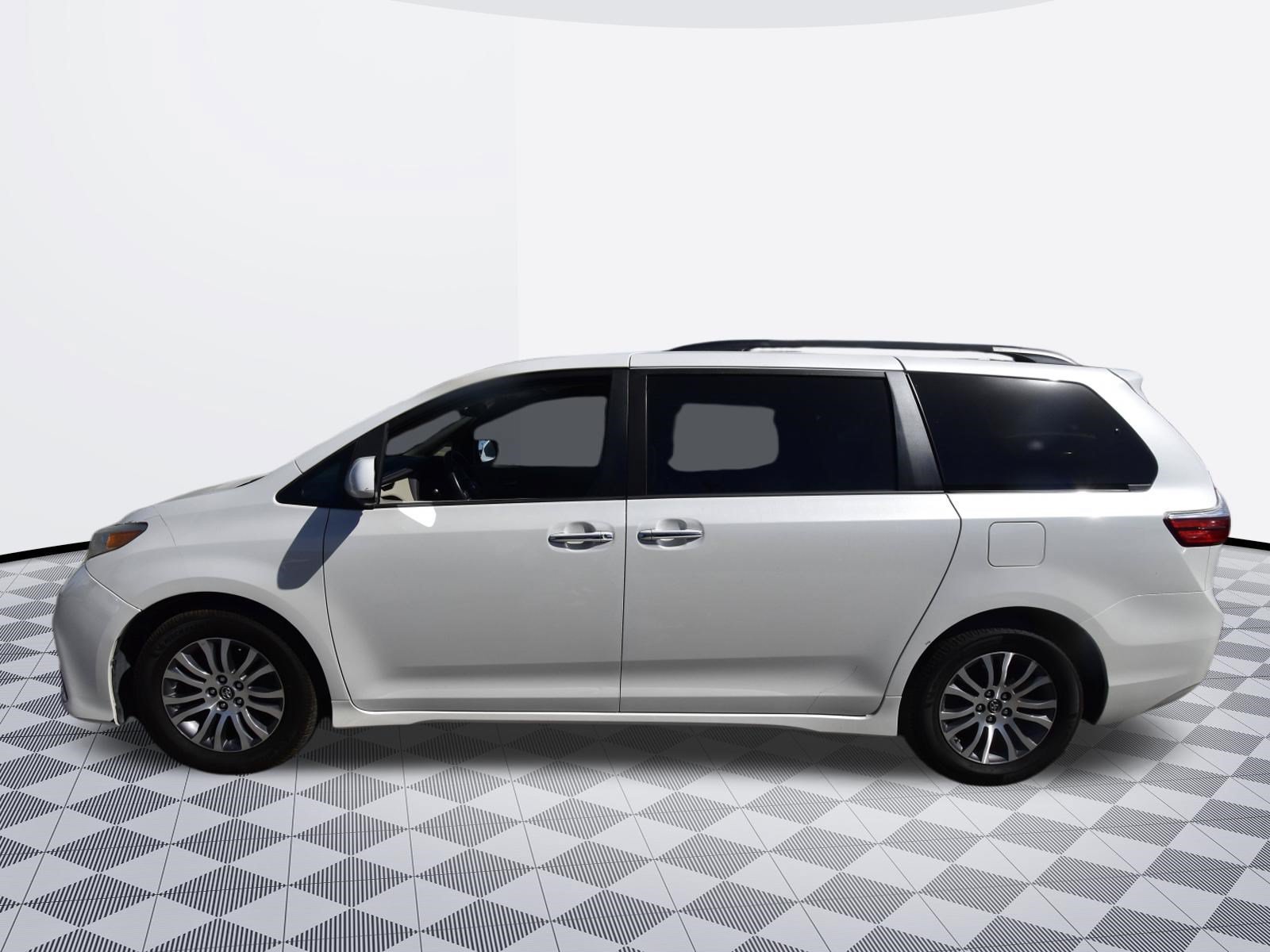 Used 2018 Toyota Sienna XLE w/ XLE Navigation Package FWD image 2