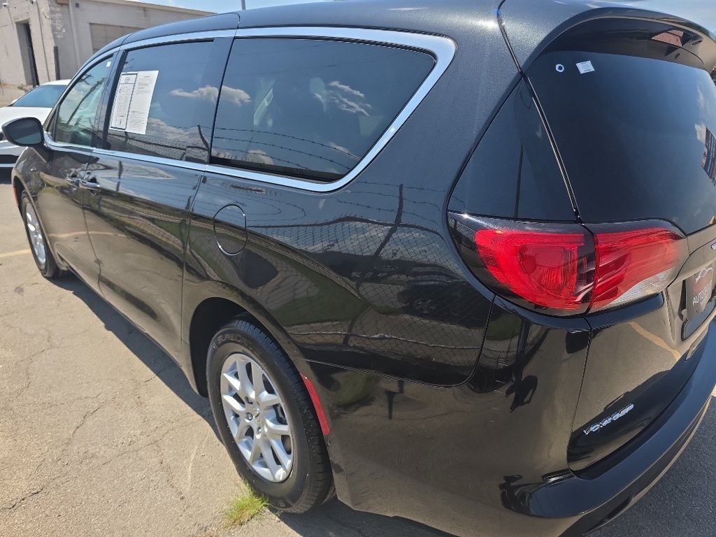Used 2022 Chrysler Voyager LX FWD image 28