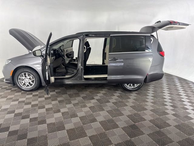 Used 2021 Chrysler Pacifica Touring w/ Cold Weather Group FWD image 11