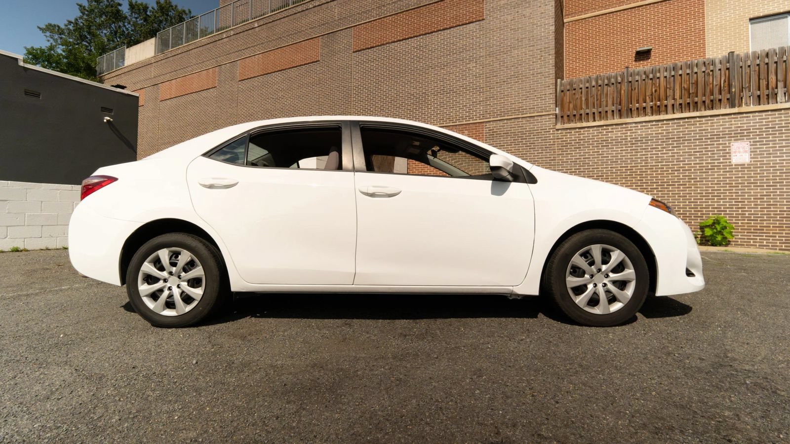 Used 2019 Toyota Corolla LE FWD image 2