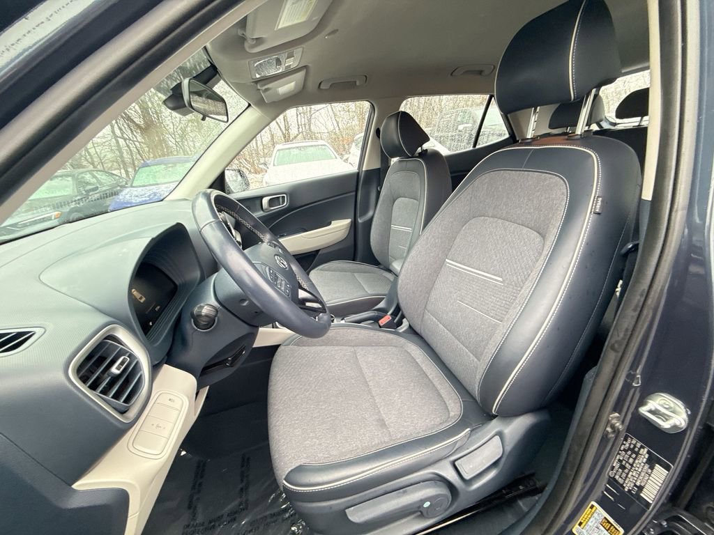 Used 2024 Hyundai Venue Limited image 13