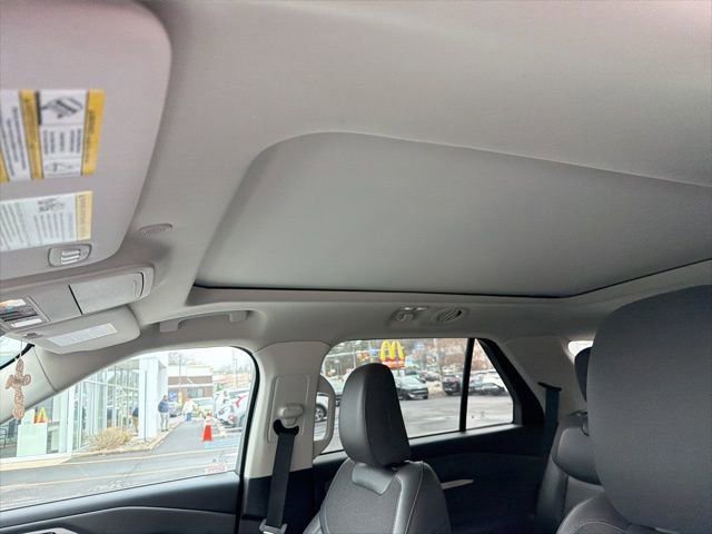 Used 2025 Ford Explorer Active w/ Active Comfort Package image 7