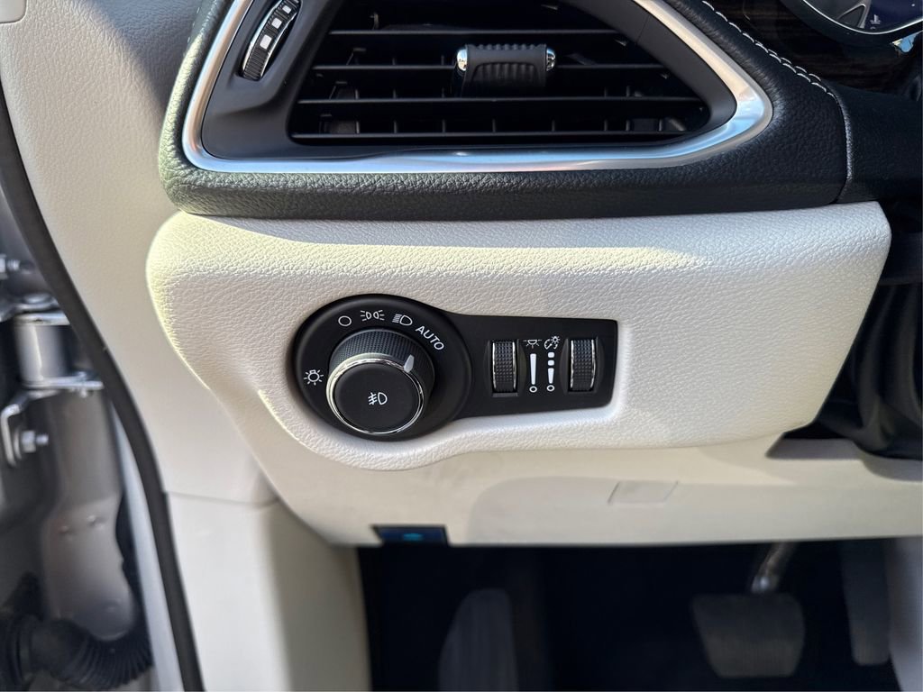 Used 2024 Chrysler Pacifica Limited FWD image 27