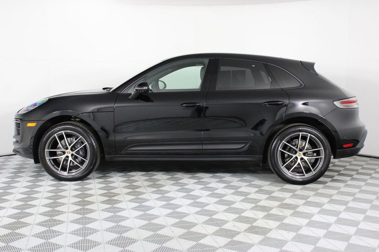 Certified 2025 Porsche Macan image 2
