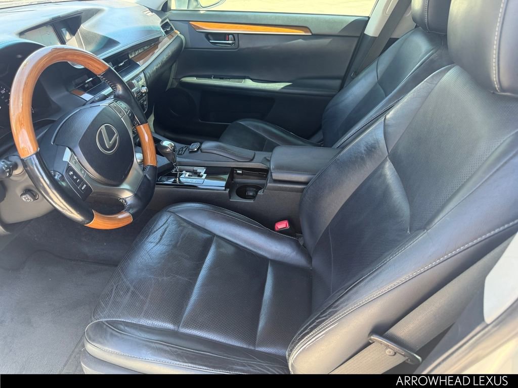 Used 2015 Lexus ES 300h w/ Navigation System Package image 12