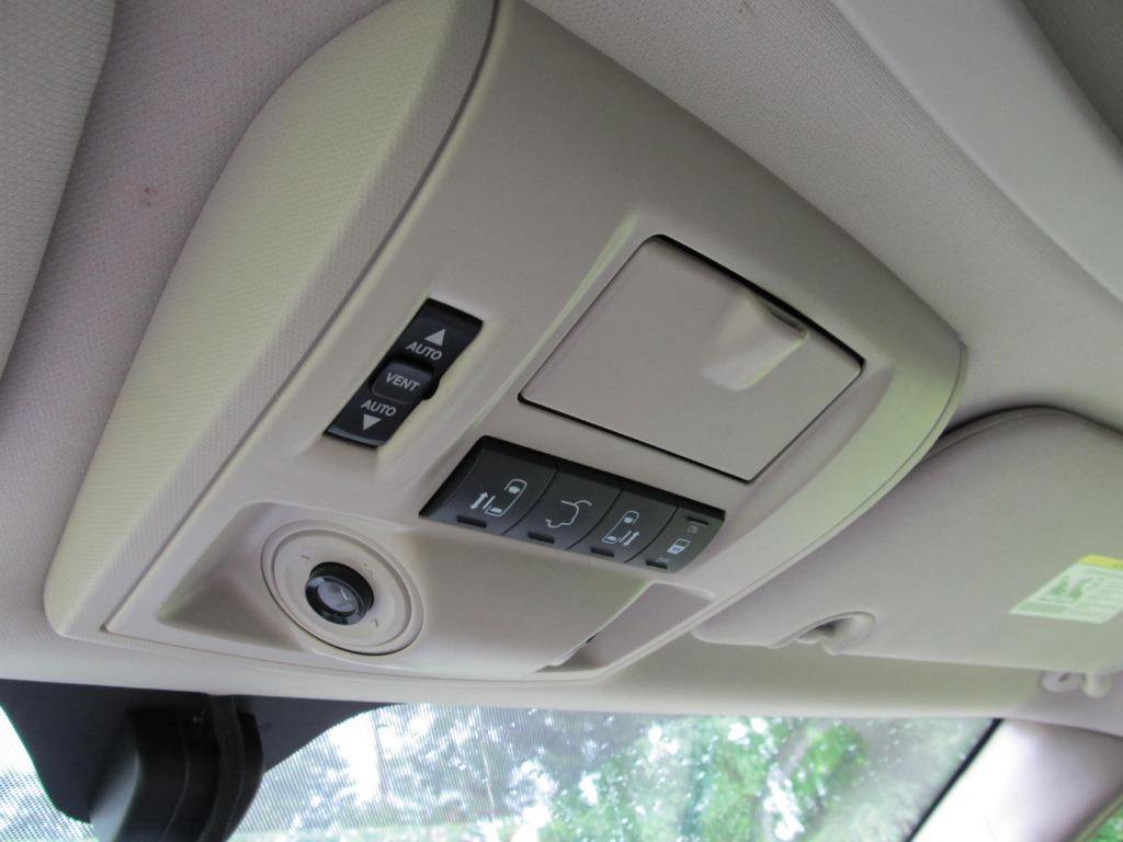 Used 2016 Chrysler Town & Country Touring-L image 64