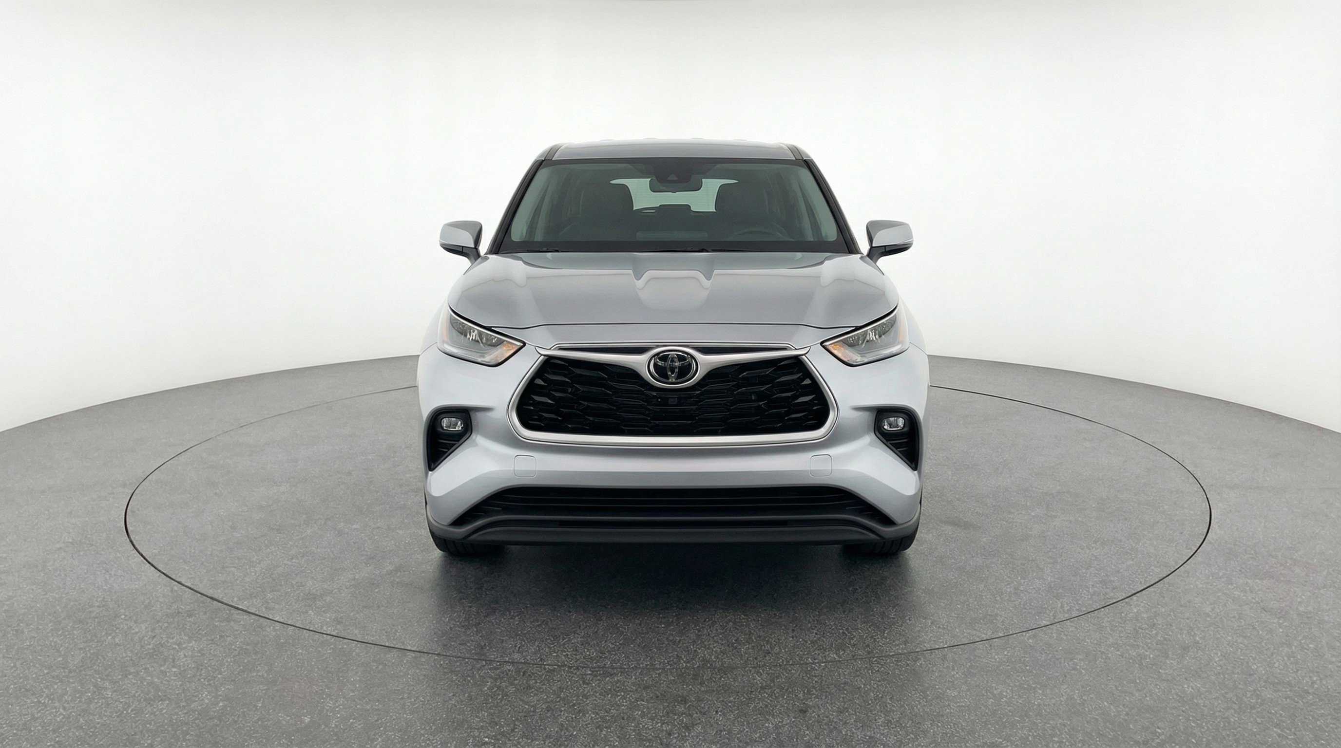 Used 2025 Toyota Highlander LE image 2