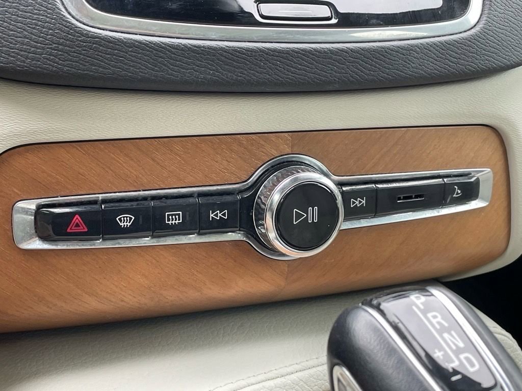 Used 2022 Volvo XC90 T6 Momentum w/ Advanced Package image 16