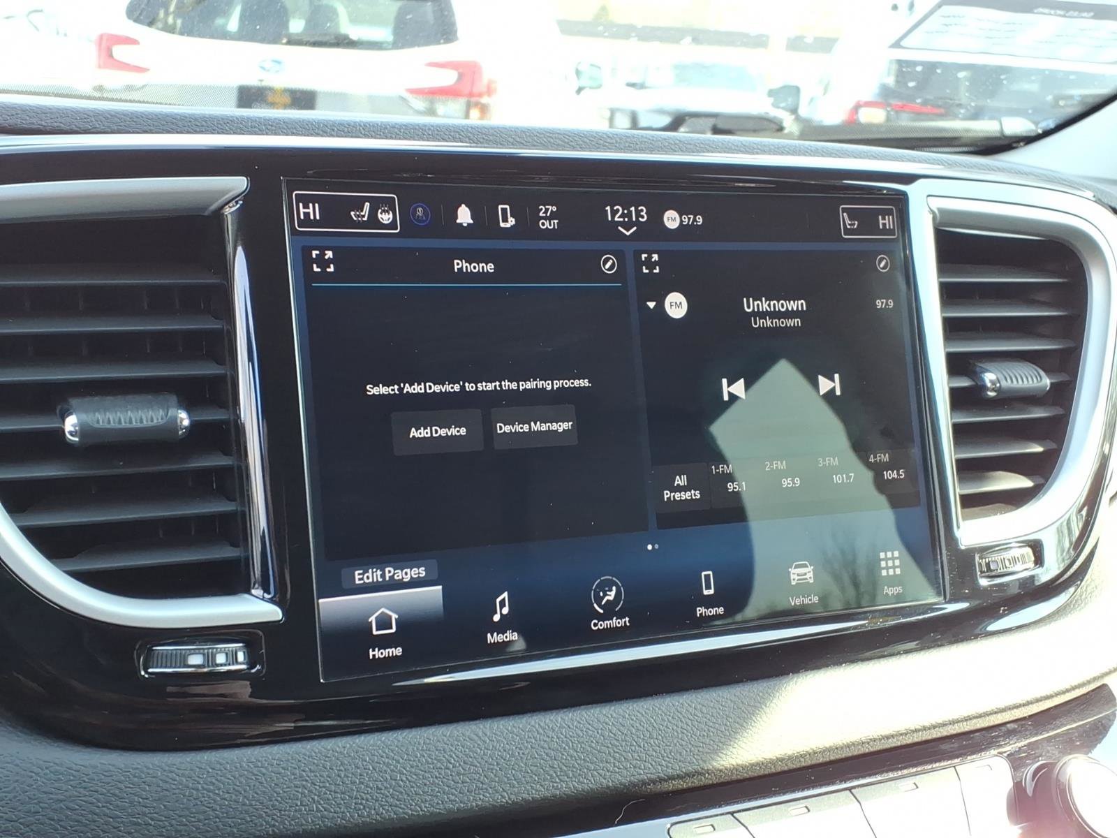 Used 2024 Chrysler Pacifica Touring-L image 18