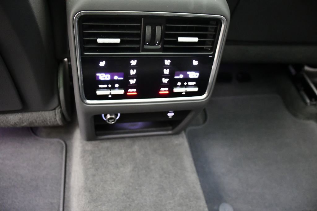 Certified 2023 Porsche Cayenne Turbo AWD/4WD image 33