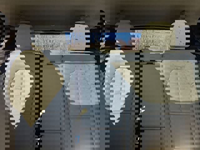 Used 2023 Volvo XC40 B5 Plus image 32