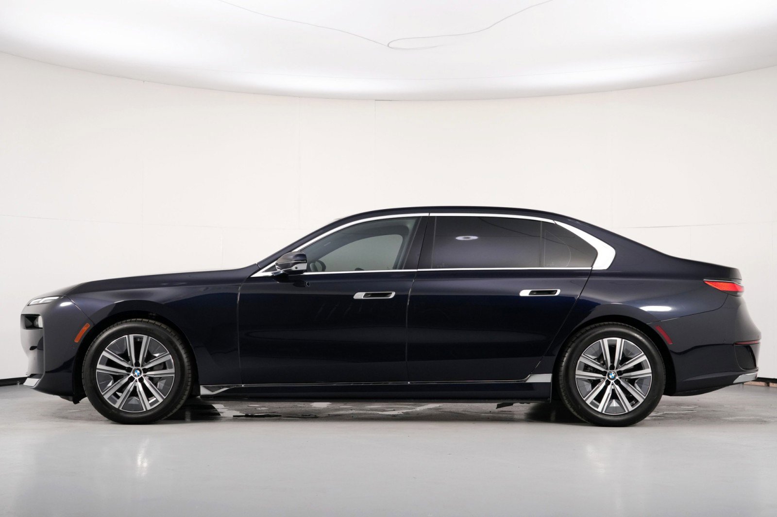 Used 2024 BMW i7 eDrive50 w/ Premium Package image 9