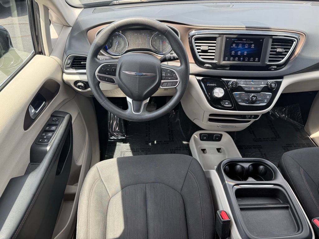 Used 2018 Chrysler Pacifica Touring Plus w/ Tire & Wheel Group FWD image 2