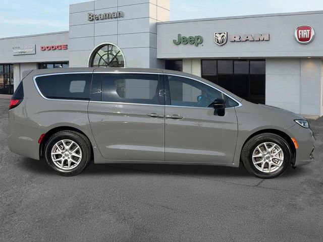 Used 2025 Chrysler Pacifica Select FWD image 8