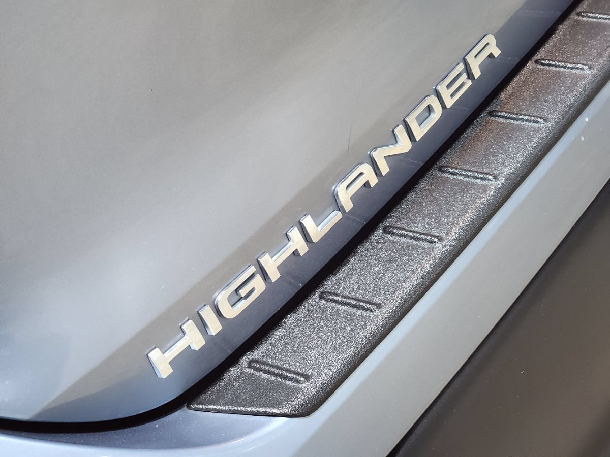 Used 2022 Toyota Highlander XLE AWD/4WD image 23