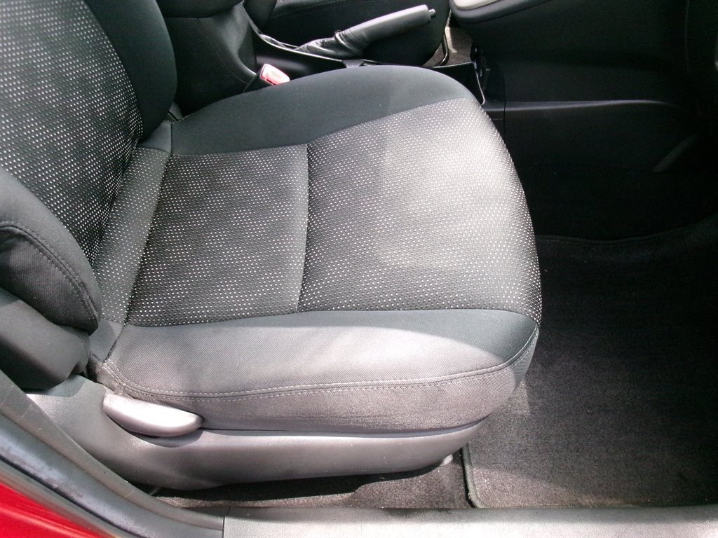 Used 2009 Pontiac Vibe w/ Preferred Package FWD image 17