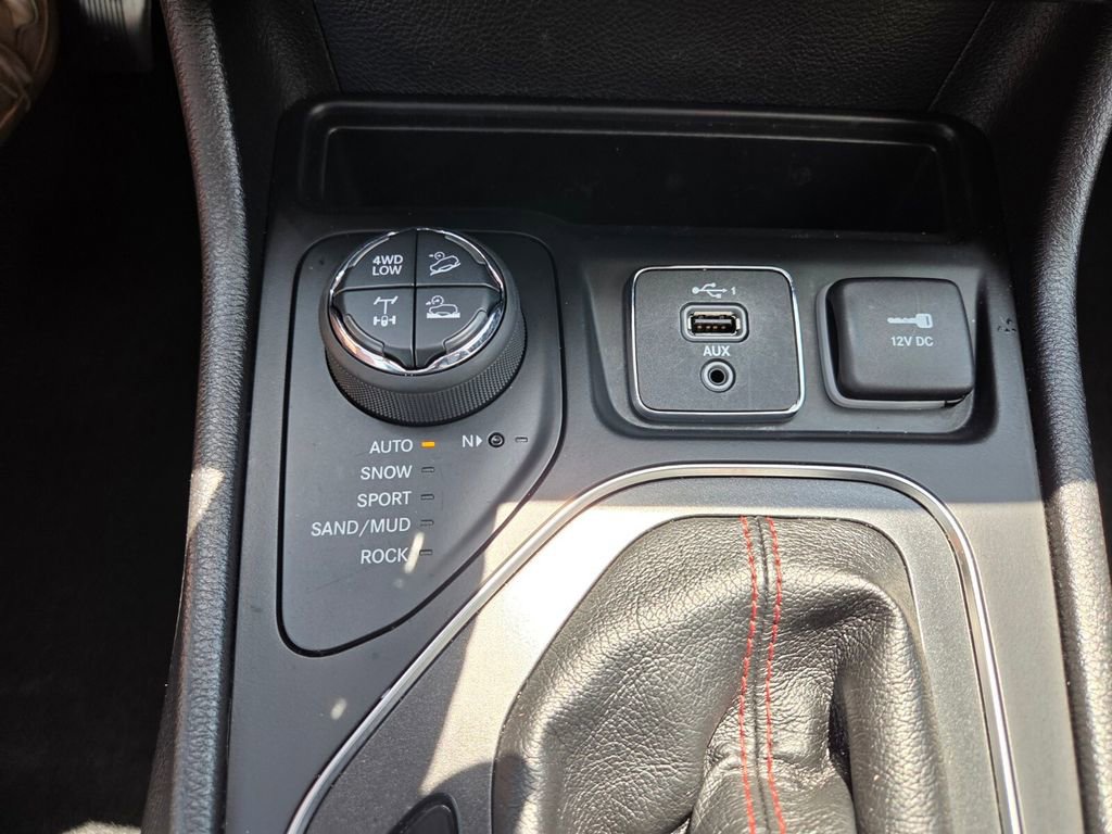 Used 2019 Jeep Cherokee Trailhawk w/ Cold Weather Group AWD/4WD image 26