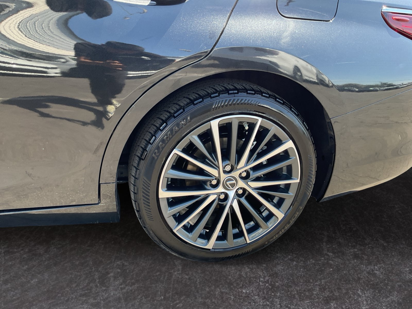 Used 2024 Lexus ES 300h w/ Premium Package FWD image 9